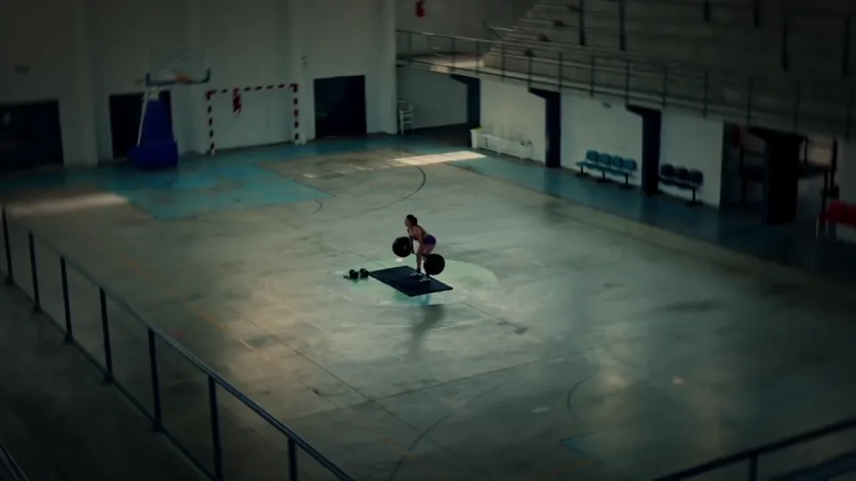 Atleta levantando sola en la arena